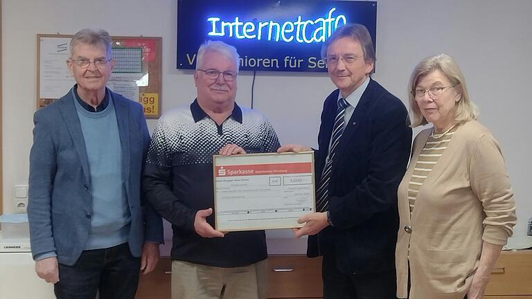 Über eine Spende von 3000 Euro von der Landesarbeitsgemeinschaft der seniorTrainerinnen und seniorTrainer an das Internetcafé des Vereins „Internet von Senioren für Senioren e. V.“ freuen sich (von links) Schatzmeister Gernot Geyer, 1. Vorsitzender Peter Wisshofer, Thomas Staniewski sowie Schriftführerin Gaby Hlawatsch.