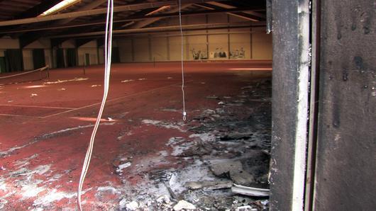 Nach dem Feuer im Tennis-Center 'Am Stein'. Nach dem Feuer im Tennis-Center 'Am Stein'.