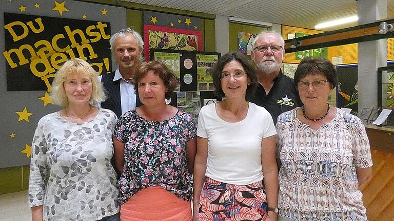 Vier Pensionärinnen hatten am Freitag ihren letzten Schultag an der Udo-Lindenberg-Mittelschule Mellrichstadt. Im Bild (von links) Helga Wirsching, Birgit Schindler-Hohm, Gabriele Hentschel und Helga Hohm. Sie wurden von Achim Libischer und Egon Bauß (hinten, von links) verabschiedet.