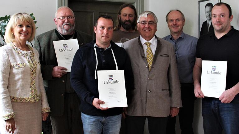 Nach der Ernennung (v.l.): Landrätin Tamara Bischof, Naturschutzwächter und Biberberater Reinhold Marchot, Biberberater Tobias Gust, neuer Naturschutzwächter Stefan Keidel, Dr. Henning Wiedenroth (verabschiedeter Biberberater), Dieter Lang (Fachreferent für Naturschutz und Landschaftspflege), Naturschutzwächter und Biberberater Frank Stierhof. Nach der Ernennung (v.l.): Landrätin Tamara Bischof, Naturschutzwächter und Biberberater Reinhold Marchot, Biberberater Tobias Gust, neuer Naturschutzwächter Stefan Keidel, Dr. Henning Wiedenroth (verabschiedeter Biberberater), Dieter Lang (Fachreferent für Naturschutz und Landschaftspflege), Naturschutzwächter und Biberberater Frank Stierhof.