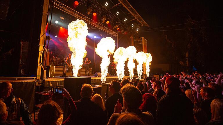 Die Rammstein-Coverband Stahlzeit spielte im vergangenen Jahr auf Schloss Eyrichshof bei Ebern (im Bild). Am 21. Juli gastiert die Band zum Auftakt der Streutal-Festivals in Mellrichstadt.