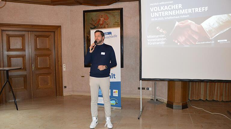 Volkachs Tourismuschef Sebastian Karl begrüßte die Unternehmer und Unternehmerinnen. Er war von Heiko Bäuerleins Idee vom Unternehmertreff sofort begeistert.