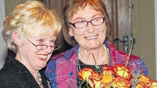 Blumen zum Abschied: Nach der Rede zur Eröffnung der Sonderausstellung in Marktbreiter Malerwinkelmuseum überreicht die Vorsitzende des Fördervereins des Museums, Helga Köppl (rechts), einen Blumenstrauß an Angelika Breunig, die zum Ende des Jahres das Amt der Museumsbeauftragten der Stadt niederlegt.