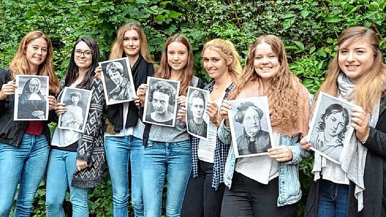 Bemerkenswerte Frauen – Theaterrevue am Franken-Landschulheim - (plo) „Bemerkenswerte Frauen – eine Reise durch drei Jahrhunderte' lautet der Titel des Theaterstücks, das Schülerinnen des Franken-Landschulheims Schloss Gaibach am Freitag, 27. Oktober, im Rahmen ihres P-Seminars präsentieren. Das Stück handelt laut Pressemitteilung von einer Jugendlichen, die nicht glaubt, dass sie besondere Talente besitzt. Deshalb will ihr die Großmutter zeigen, dass schon viele Frauen vor ihr Bemerkenswertes geschafft haben und lässt sieben Damen von ihren beachtlichen Leistungen, aber auch von ihren Sorgen und Problemen während ihres Lebens erzählen. Unter ihnen sind auch die abenteuerlustige Flugpionierin Amelia Earhart, die hochbegabte Physikerin Marie Curie und die selbstbewusste Frauenrechtlerin und Schriftstellerin Louise Otto-Peters. Somit beginnt eine spannende Reise durch das 18. bis 20. Jahrhundert, für die sich jede Kursteilnehmerin in das Leben einer bedeutenden Frau dieser Zeit eingelesen und eingefühlt hatte, um so Geschichte und Geschichten lebendig werden zu lassen. Die Theaterrevue beginnt um 19 Uhr in der Turnhalle I des Landschulheims, der Eintritt ist frei. Bemerkenswerte Frauen – Theaterrevue am Franken-Landschulheim - (plo) „Bemerkenswerte Frauen – eine Reise durch drei Jahrhunderte' lautet der Titel des Theaterstücks, das Schülerinnen des Franken-Landschulheims Schloss Gaibach am Freitag, 27. Oktober, im Rahmen ihres P-Seminars präsentieren. Das Stück handelt laut Pressemitteilung von einer Jugendlichen, die nicht glaubt, dass sie besondere Talente besitzt. Deshalb will ihr die Großmutter zeigen, dass schon viele Frauen vor ihr Bemerkenswertes geschafft haben und lässt sieben Damen von ihren beachtlichen Leistungen, aber auch von ihren Sorgen und Problemen während ihres Lebens erzählen. Unter ihnen sind auch die abenteuerlustige Flugpionierin Amelia Earhart, die hochbegabte Physikerin Marie Curie und die selbstbewusste Frauenrechtlerin und Schriftstellerin Louise Otto-Peters. Somit beginnt eine spannende Reise durch das 18. bis 20. Jahrhundert, für die sich jede Kursteilnehmerin in das Leben einer bedeutenden Frau dieser Zeit eingelesen und eingefühlt hatte, um so Geschichte und Geschichten lebendig werden zu lassen. Die Theaterrevue beginnt um 19 Uhr in der Turnhalle I des Landschulheims, der Eintritt ist frei.
