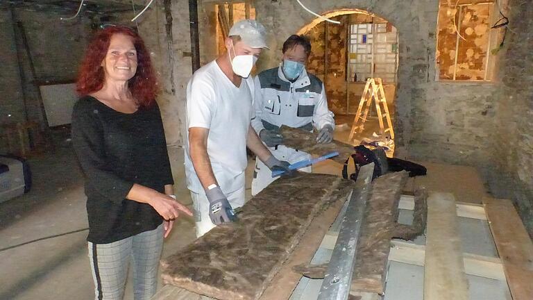 Zuversichtlich blickt Wirtin Andrea Haupt auf das 'Neue Techtel', das sich schon jetzt ganz gut erkennen lässt. Vorne der Hauptbereich, wo auch die Theke hinkommt, hinten die Lounge.