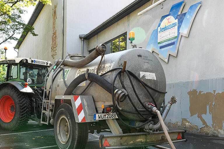 In Sandermare wird Wasser abgepumpt und zur Bewässerung im Stadtgebiet eingesetzt. Drei große Pumptankwagen waren am Montag im Einsatz.