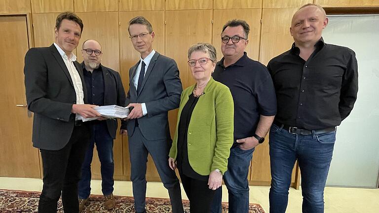 Bei der Unterschriftenübergabe (von links): Thomas Höhn, Oliver Moll, Sebastian Remelé, Petra Blumenau, Wolfgang Gutgesel und Horst Friedrich. Bei der Unterschriftenübergabe (von links): Thomas Höhn, Oliver Moll, Sebastian Remelé, Petra Blumenau, Wolfgang Gutgesel und Horst Friedrich.
