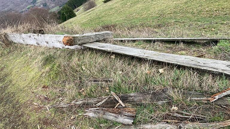 Verwüstungen gibt es im Innen- und Außenbereich. Verwüstungen gibt es im Innen- und Außenbereich.