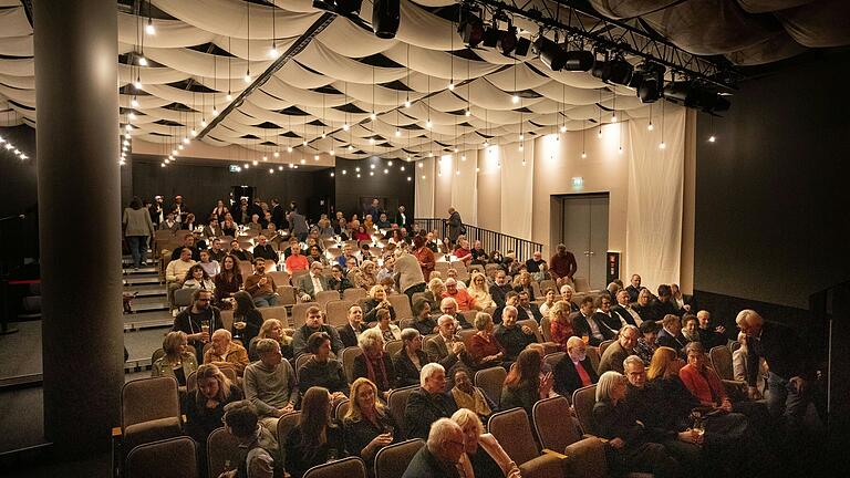 Eröffnungspremiere: Blick in den neuen Zuschauerraum des Hafentheaters Chambinzky.