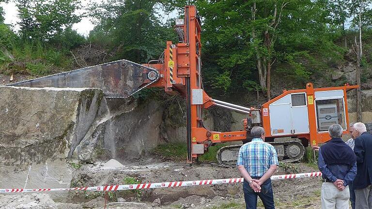 Die gewaltige Schrämmsäge des Bamberger Natursteinwerks war das herausragende Ereignis beim Breitbrunner Steinhauerfest 2016. Im Themenpark „Erlebniswelt Fränkischer Sandstein“ werden derartige Live-Demonstrationen mit Steinbearbeitungsmaschinen regelmäßig auf dem Programm stehen. Die gewaltige Schrämmsäge des Bamberger Natursteinwerks war das herausragende Ereignis beim Breitbrunner Steinhauerfest 2016. Im Themenpark „Erlebniswelt Fränkischer Sandstein“ werden derartige Live-Demonstrationen mit Steinbearbeitungsmaschinen regelmäßig auf dem Programm stehen.