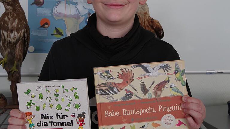 Oscar Gessner aus der Klasse 6b nahm an der Verlosung teil. Er war einer der glücklichen Gewinner und erhielt Anfang März Post von den Organisatoren der Aktion. Für seine Teilnahme erhielt er unter anderem das Vogelbuch &quot;Rabe, Buntspecht, Pinguin&quot;, in dem 80 Vogelarten ausführlich vorgestellt werden.