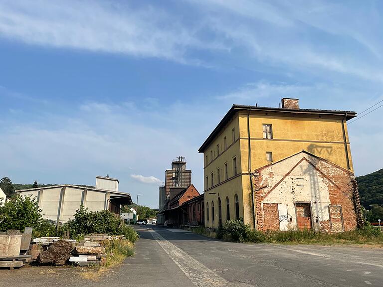 Vor dem alten Güterbahnhof rechts soll der neue Getränkehandel Weimann gebaut werden. Im Bild links sollen Stellplätze und ein Drogeriemarkt entstehen. Sämtliche Gebäude außer der Güterbahnhof werden abgerissen (Archivbild). Vor dem alten Güterbahnhof rechts soll der neue Getränkehandel Weimann gebaut werden. Im Bild links sollen Stellplätze und ein Drogeriemarkt entstehen. Sämtliche Gebäude außer der Güterbahnhof werden abgerissen (Archivbild).