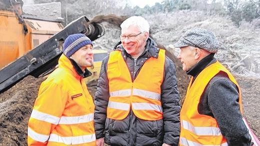Konsens: Betriebsleiter Nikolaus Schneider und die Leiter der Kommunalen Abfallwirtschaft am Landratsamt Kitzingen, Dr. Reinhard Weikert und Wolfgang Sandreuter, sind sich einig: eine bessere Lage als den Klosterforst gibt es gar nicht für ein Kompostwerk.