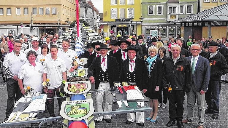Hier liegt er noch, der Zunftbaum: Umrahmt von Vertretern der Handwerkszünfte der Stadt wurde der Zunftbaum feierlich am Marktplatz von Bad Neustadt aufgestellt. Hier liegt er noch, der Zunftbaum: Umrahmt von Vertretern der Handwerkszünfte der Stadt wurde der Zunftbaum feierlich am Marktplatz von Bad Neustadt aufgestellt.