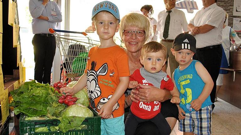 Kam in Begleitung ihrer Enkel: Margit Wirsing war eine der ersten Kundinnen im neuen Igros-Dorfladen in Großbardorf.