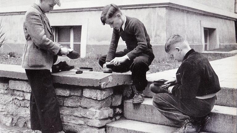 Foto aus dem 1954 erschienenen Buch 'Priester des Herrn' von Heinrich Kunkel. Links ist Siegfried März aus Karbach zu sehen, die beiden anderen Buben stammten aus Wernfeld und Gerolzhofen. Foto aus dem 1954 erschienenen Buch 'Priester des Herrn' von Heinrich Kunkel. Links ist Siegfried März aus Karbach zu sehen, die beiden anderen Buben stammten aus Wernfeld und Gerolzhofen.