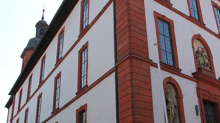 Die Kirche St. Georg in Zellingen war früher ein Jagdschloss. Die Kirche St. Georg in Zellingen war früher ein Jagdschloss.