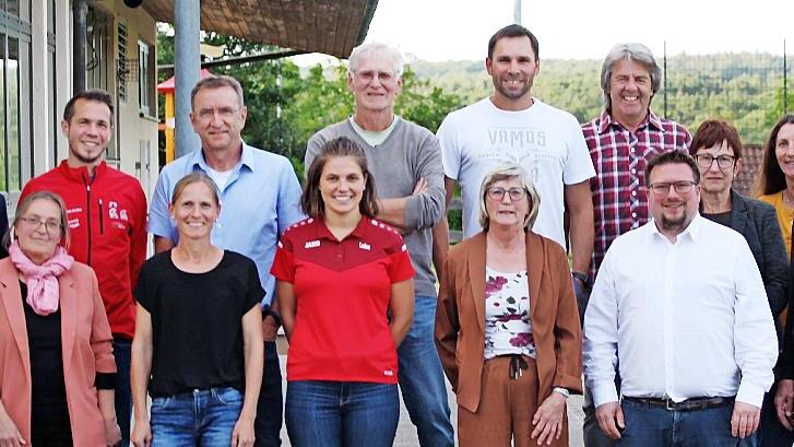 Bisherige und neue Vorstandsmitglieder des Leichtathletik-Kreises Rhön/Saale sowie Gastredner: (hinten von links) Gotthard Schlereth, Bastian Reukauf, Manfred Klabouch, Roland Fröhlich, Mario Fröhlich, Reinhold Nürnberger, Angelika Franz-Fella, Sy...       -  Bisherige und neue Vorstandsmitglieder des Leichtathletik-Kreises Rhön/Saale sowie Gastredner: (hinten von links) Gotthard Schlereth, Bastian Reukauf, Manfred Klabouch, Roland Fröhlich, Mario Fröhlich, Reinhold Nürnberger, Angelika Franz-Fella, Sybille Martin, (vorne von links) Margot Schottdorf, Christina Füller, Luisa Zeitz, Irma Sell, Andreas Lapp.