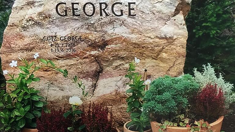 Am Grab des Schauspielers Götz George auf dem Friedhof Berlin Zehlendorf. Am Grab des Schauspielers Götz George auf dem Friedhof Berlin Zehlendorf.