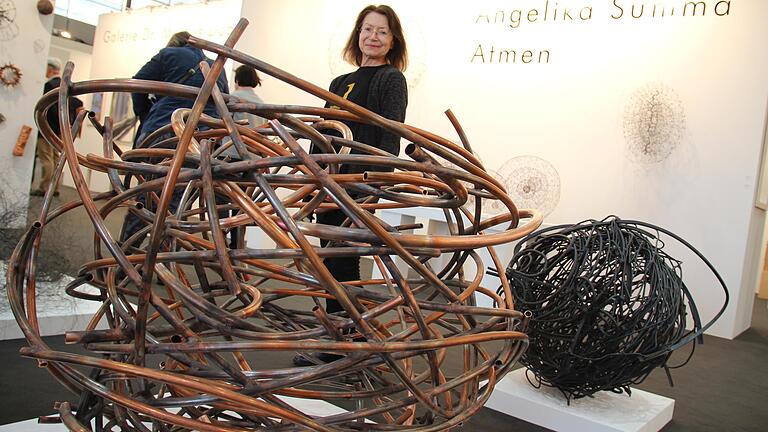 'Atmen': Angelika Summa in ihrem Stand auf der art Karlsruhe 'Atmen': Angelika Summa in ihrem Stand auf der art Karlsruhe