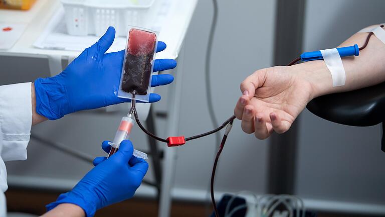 Blutspenden retten Leben. Angesichts der Ausbreitung des Coronavirus gehen die Vorräte an Blutkonserven aber teilweise zurück. Blutspenden retten Leben. Angesichts der Ausbreitung des Coronavirus gehen die Vorräte an Blutkonserven aber teilweise zurück.