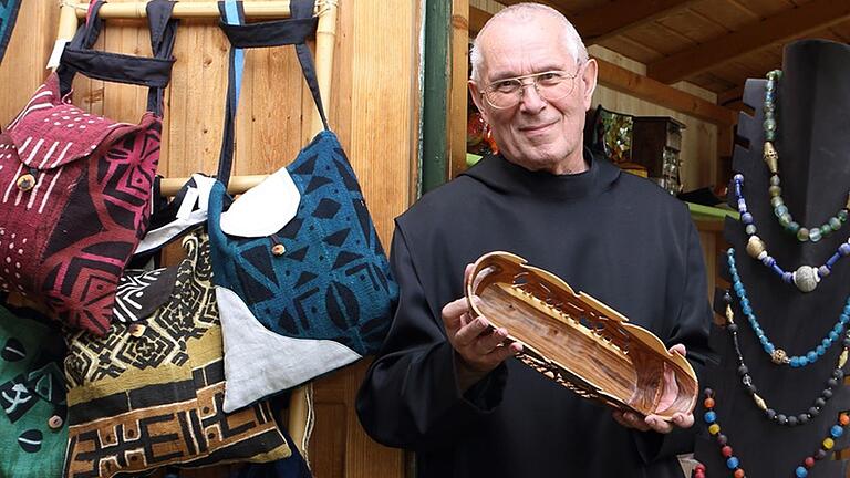 Br. Joachim mit Fair-Handel-Waren auf dem Klostermarkt in Altötting. Br. Joachim mit Fair-Handel-Waren auf dem Klostermarkt in Altötting.