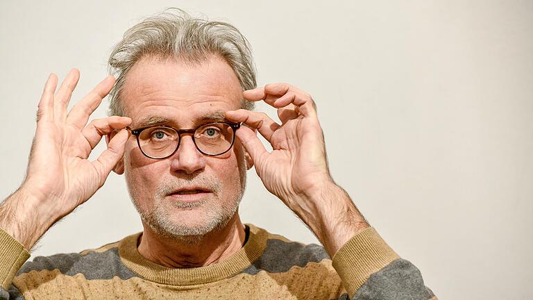 Joachim Fildhaut bleibt auch ohne Seuche zu oft „faul auf dem Sofa kleben”, sagt er. Ausrede: kein Auftrag. Joachim Fildhaut bleibt auch ohne Seuche zu oft „faul auf dem Sofa kleben”, sagt er. Ausrede: kein Auftrag.