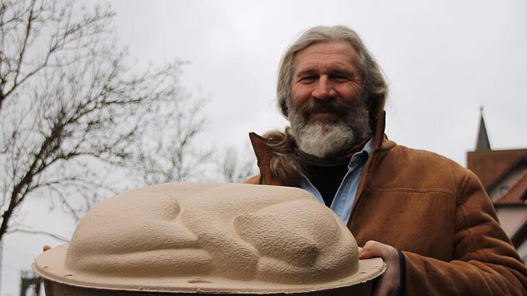 Grafiker Arno Ludwig aus Gemünden hat Särge für tote Haustiere entworfen.  Foto: Björn Kohlhepp       -  Grafiker Arno Ludwig aus Gemünden hat Särge für tote Haustiere entworfen.  Foto: Björn Kohlhepp