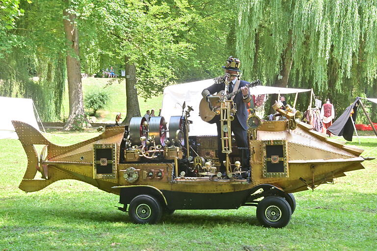 Die Nautilus, das U-Boot von Kapitän Nemo, kam als Musikinstrument auf die Veranstaltung. Die Nautilus, das U-Boot von Kapitän Nemo, kam als Musikinstrument auf die Veranstaltung.