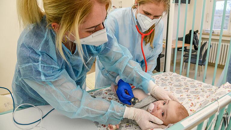 Eine Aufnahme von Ende November: An der Würzburger Universitätskinderklinik wird ein sieben Monate altes Baby von einer Schwester und einer Ärztin versorgt. Es war an RSV erkrankt. Eine Aufnahme von Ende November: An der Würzburger Universitätskinderklinik wird ein sieben Monate altes Baby von einer Schwester und einer Ärztin versorgt. Es war an RSV erkrankt.