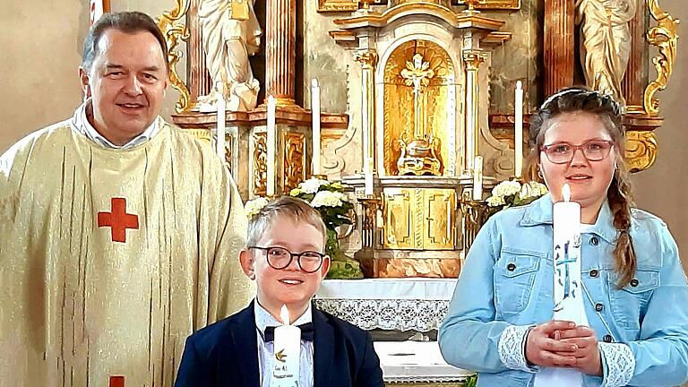 Auf dem Foto Pfarrer Dr. Matthias Rusin, Erstkommunionkinder Kilian Schneider und Amelie Wolf. Auf dem Foto Pfarrer Dr. Matthias Rusin, Erstkommunionkinder Kilian Schneider und Amelie Wolf.