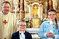 Auf dem Foto Pfarrer Dr. Matthias Rusin, Erstkommunionkinder Kilian Schneider und Amelie Wolf.