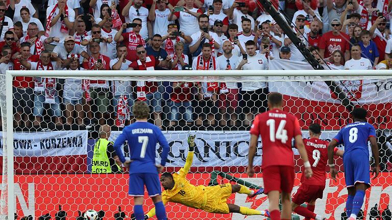 1:1 - Für die Polen glich Robert Lewandowski (2.v.r.) ebenfalls per Elfmeter aus. 1:1 - Für die Polen glich Robert Lewandowski (2.v.r.) ebenfalls per Elfmeter aus.