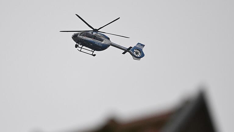 Tote in Esslingen       -  Ein Hubschrauber gab der Feuerwehr Informationen zu dem Brand.