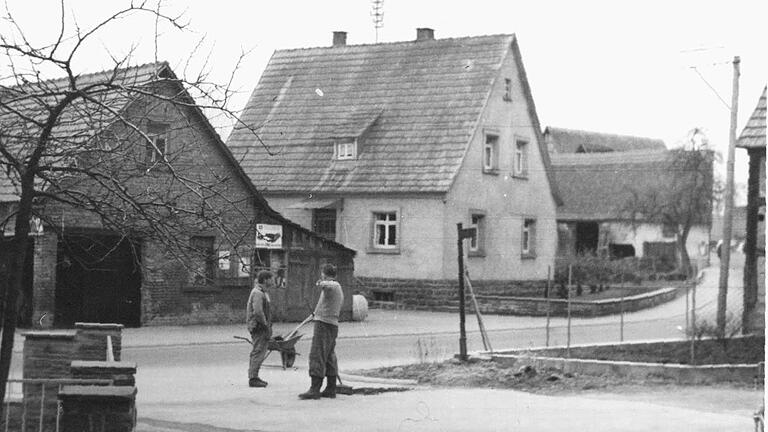 Die Altfelder Edmund Roos und Richard Oleynik bei einem Plausch vor der ehemaligen Schmiede von Ernst Wolz im Jahr 1971.