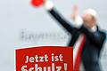 Politischer Aschermittwoch - SPD       -  Hinter einem Schild mit der Aufschrift &bdquo;Jetzt ist Schulz!&ldquo; winkt der Kanzlerkandidat der SPD in Vilshofen nach seiner Rede beim Politischen Aschermittwoch dem Publikum zu.
