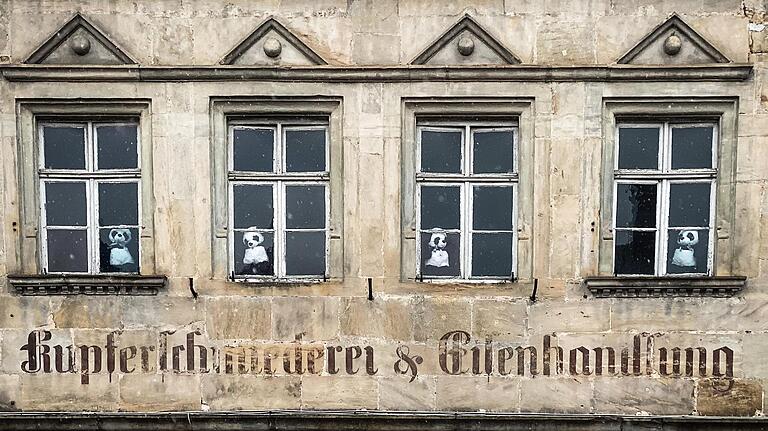 Hier hat alles angefangen: Die ersten vier Pandas in den Fenstern von Bernd Zieglers Haus am Eberner Marktplatz. Hier hat alles angefangen: Die ersten vier Pandas in den Fenstern von Bernd Zieglers Haus am Eberner Marktplatz.