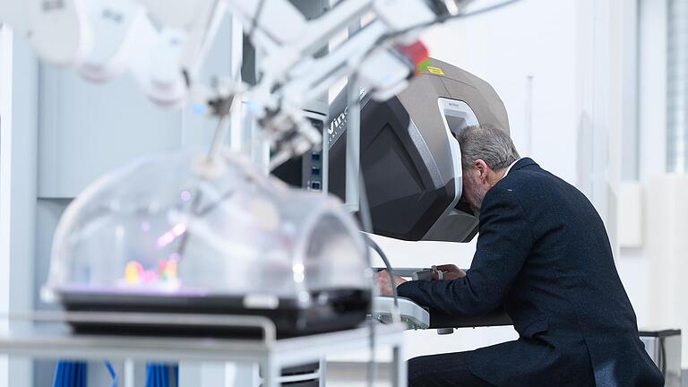 Ein Foto aus dem Jahr 2019 zeigt den Würzburger Urologen Dr. Frank Schiefelbein, der bei einem Infotag zu Vorsorge und Behandlung von Prostatakrebs den sogenannten Da-Vinci-Operationsroboter begutachtet. Das Bild soll auch an den Europäischen Prostatatag am 15. September erinnern.&nbsp;&nbsp;