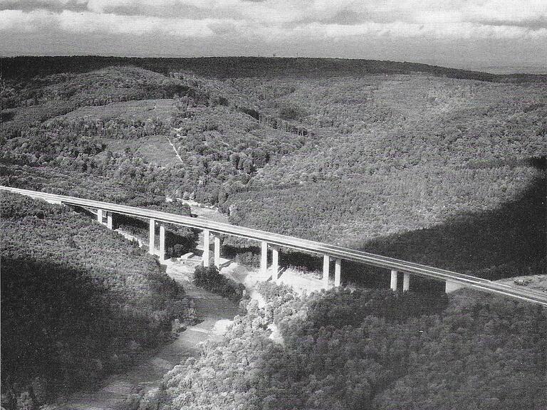 Die Haseltalbrücke wurde zwischen den Jahren 1959 und 1961 gebaut. Aufgrund auftretender Risse wurde die Brücke in den Jahren 2008 bis 2011 durch einen Neubau ersetzt. Die Haseltalbrücke wurde zwischen den Jahren 1959 und 1961 gebaut. Aufgrund auftretender Risse wurde die Brücke in den Jahren 2008 bis 2011 durch einen Neubau ersetzt.