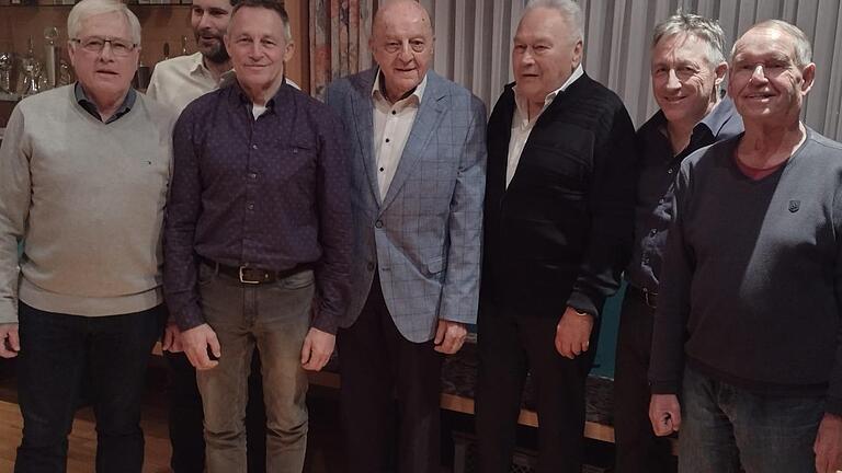 Unser Foto zeigt die Geehrten (von links): Harald Meyer (50 Jahre), Martin Pfeuffer (25 Jahre), Jürgen Werner (50 Jahre), Hermann Matthes (70 Jahre), Diethart Steiner (70 Jahre), Wolfgang Werner (50 Jahre), Alfred Beck (50 Jahre). - Unser Foto zeigt die Geehrten (von links): Harald Meyer (50 Jahre), Martin Pfeuffer (25 Jahre), Jürgen Werner (50 Jahre), Hermann Matthes (70 Jahre), Diethart Steiner (70 Jahre), Wolfgang Werner (50 Jahre), Alfred Beck (50 Jahre). Unser Foto zeigt die Geehrten (von links): Harald Meyer (50 Jahre), Martin Pfeuffer (25 Jahre), Jürgen Werner (50 Jahre), Hermann Matthes (70 Jahre), Diethart Steiner (70 Jahre), Wolfgang Werner (50 Jahre), Alfred Beck (50 Jahre). - Unser Foto zeigt die Geehrten (von links): Harald Meyer (50 Jahre), Martin Pfeuffer (25 Jahre), Jürgen Werner (50 Jahre), Hermann Matthes (70 Jahre), Diethart Steiner (70 Jahre), Wolfgang Werner (50 Jahre), Alfred Beck (50 Jahre).