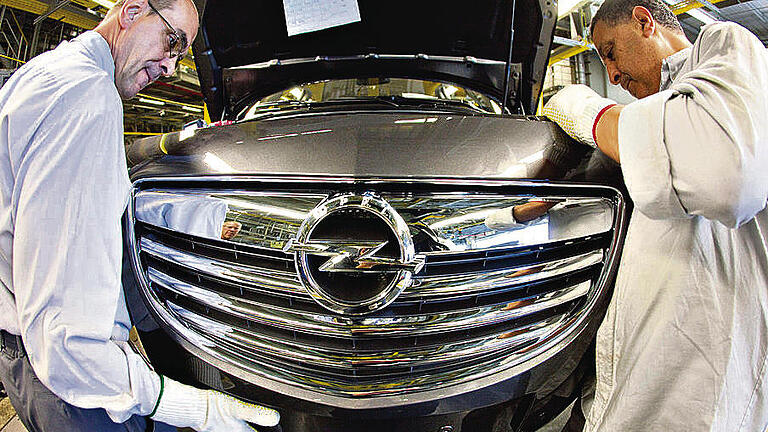 Im Opel-Werk in Rüsselsheim: Arbeiter montieren den Kühlergrill des Modells Insignia.