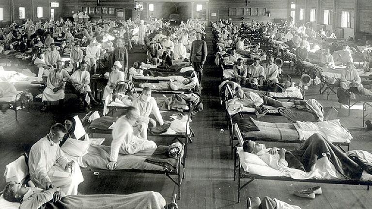 Spanische Grippe       -  Eine Halle mit Grippe-Kranken: Hier sind es amerikanische Soldaten in Camp Funston (Kansas), fotografiert im Jahr 1918. Das tödliche Virus, so heißt es in vielen Quellen, soll in diesem Camp seinen Ausgang genommen haben.