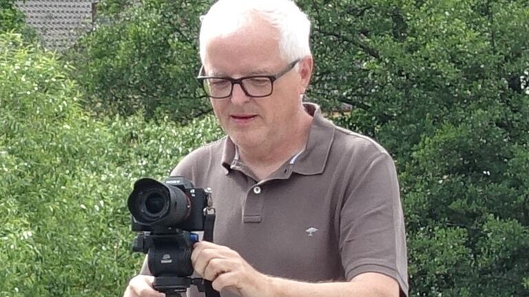 Walter Volpert betreibt als Hobby den 'fuxx & hase'-Kanal auf Youtube im Internet. Walter Volpert betreibt als Hobby den 'fuxx & hase'-Kanal auf Youtube im Internet.