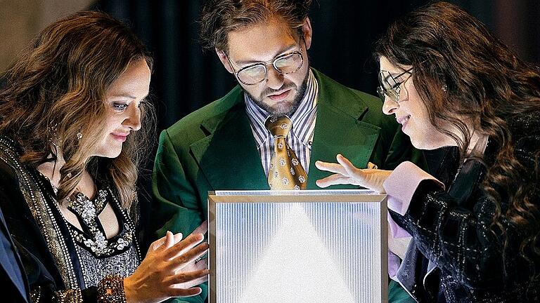 Bayreuther Festspiele 2022 - 'Das Rheingold'       -  Elisabeth Teige als Freia (links) und Christa Mayer als Fricka (rechts), im Bild mit Attilio Glaser als Froh, überzeugten bei den Bayreuther Festspielen.