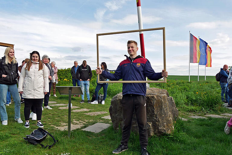 Am Mittelpunkt der Europäischen Union in Gadheim wurden viele Erinnerungsfotos gemacht. Am Mittelpunkt der Europäischen Union in Gadheim wurden viele Erinnerungsfotos gemacht.