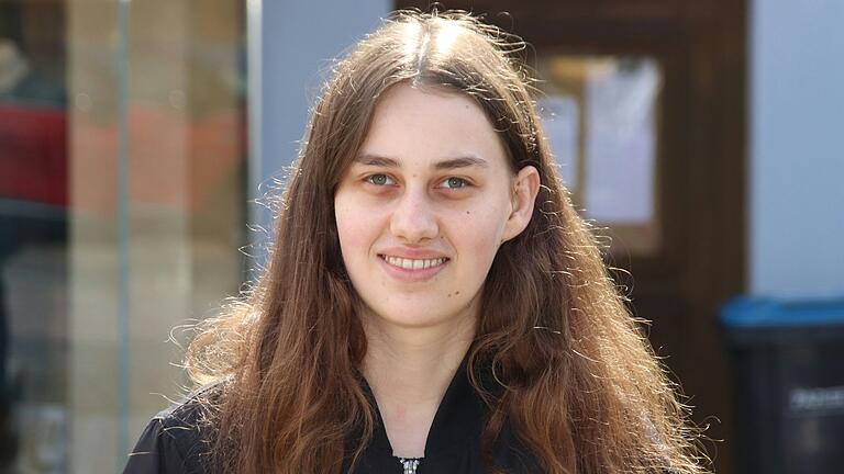 Lisa Böhm (21) aus Oberpleichfeld fährt mit dem Auto zur Uni. Lisa Böhm (21) aus Oberpleichfeld fährt mit dem Auto zur Uni.
