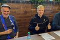 Umrahmt von den Geschäftsführern Andy Albert (links) und Matthias Braun (rechts) unterschrieb Neuzugang Andre Bertelsmeier (Mitte) seinen Vertrag beim Tischtennis-Bundesligisten TSV Bad Königshofen.