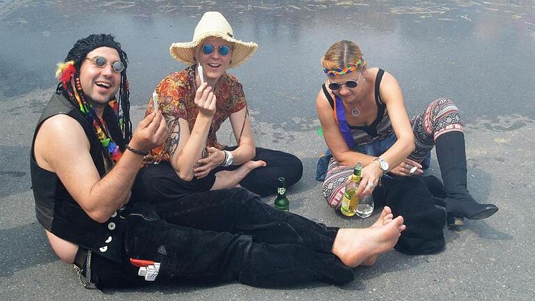 Peace will come: Diese Rödelseer Hippies verstehen was von Feiern, waren bei den Muntermachern relaxt am Start. Peace will come: Diese Rödelseer Hippies verstehen was von Feiern, waren bei den Muntermachern relaxt am Start.