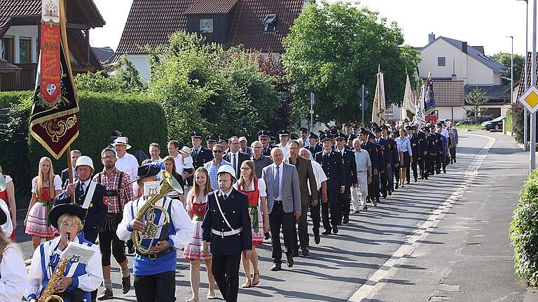 Mit einem Festzug vom alten zum neuen Feuerwehrhaus in Karlburg startete am Sonntag die Einweihung. Fotos Jürgen Kamm
