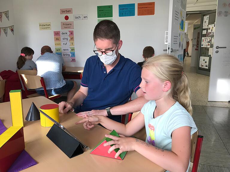 'So machen wir das im Unterricht': Schulkinder erklären den Eltern, wie sie in der Schule mit Tablets arbeiten. 'So machen wir das im Unterricht': Schulkinder erklären den Eltern, wie sie in der Schule mit Tablets arbeiten.
